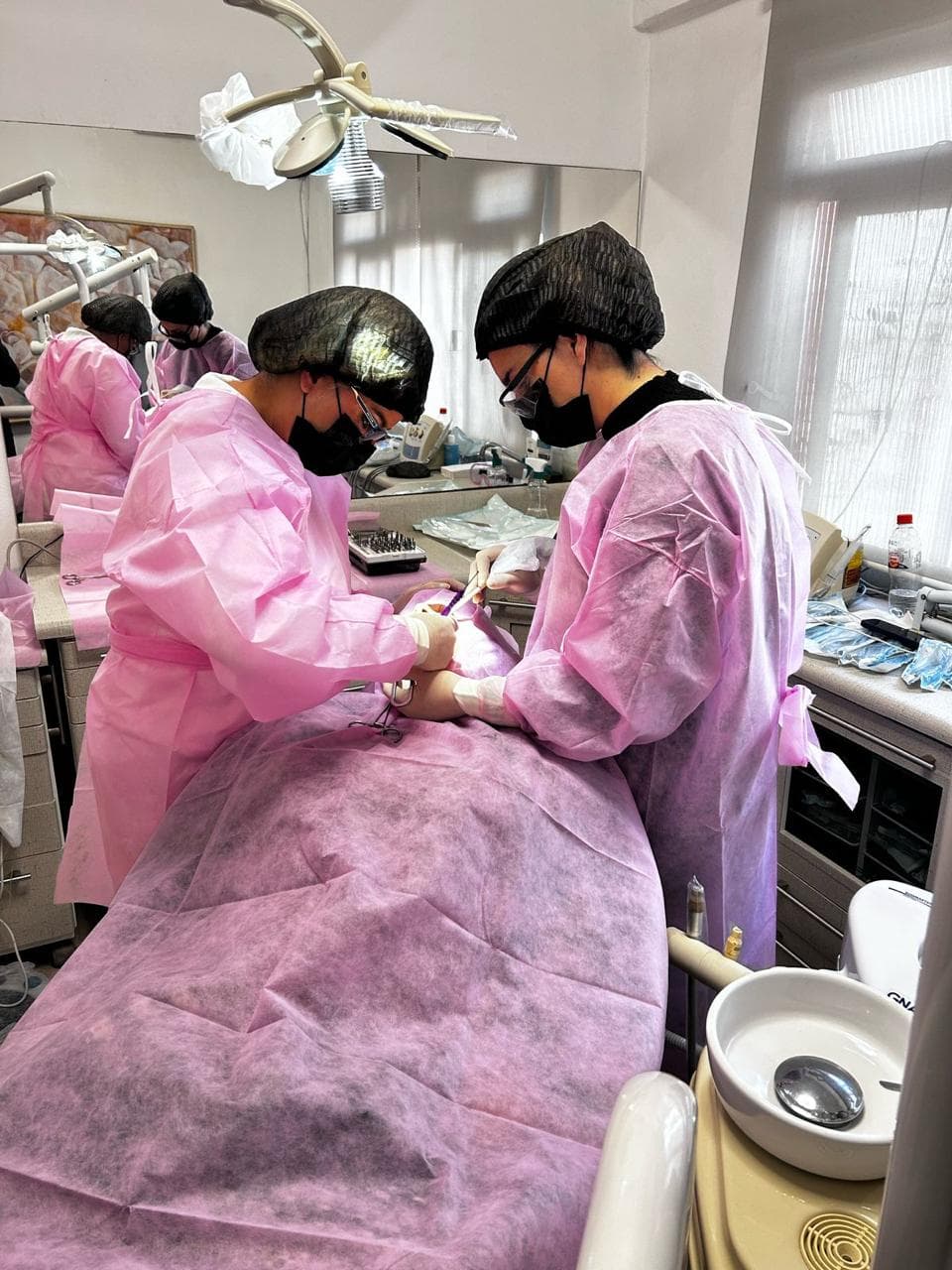 Dra. Michele Herreira e equipe paramentadas durante cirurgia de implante com carga imediata